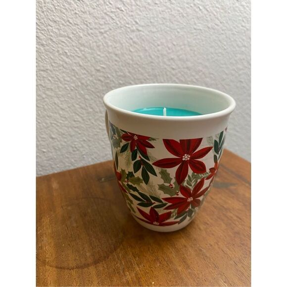 Pointsetta Mug With Christmas Wreath Candle - Picture 4 of 7